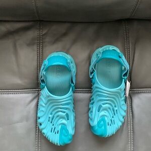 Here are some salehe bembury crocs size 9men turquoise color